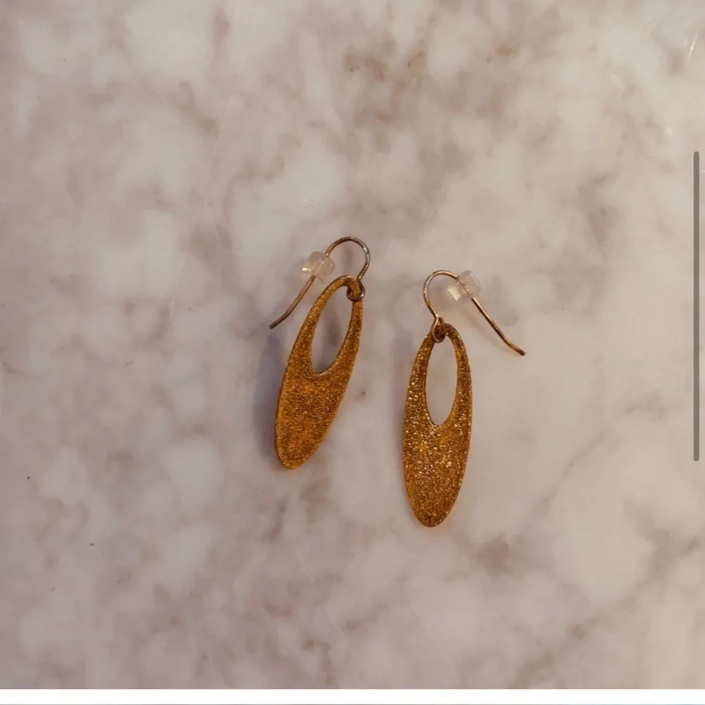 Gorgeous Gold‎ Sparkly oval shaped earrings